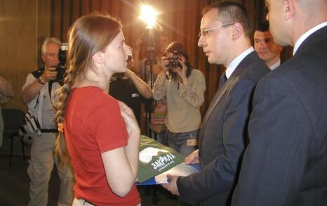 Handing a Rila t-shirt to the prime minister Sergey Stanishev