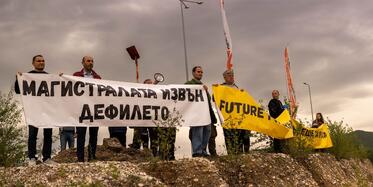 Протест пред АПИ: Багерите са тук - да ги спрем! Mагистрала „Струма“ извън Кресненския пролом