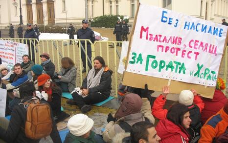 Peaceful sitting demonstration in front of the Parliament