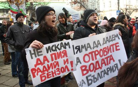 'Дядо Коледа е с нас, не на шистовия газ!' - Над 600 души в София вдигнаха ШУМ. 10.12.2011 г.