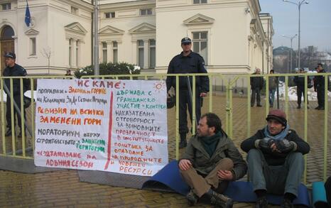 Peaceful sitting demonstration in front of the Parliament