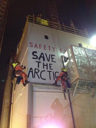 „Greenpeace“ stops oil platform of “Gazprom” from  leaving a port in Netherlands on the way to the Arctic 