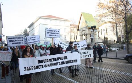 'Дядо Коледа е с нас, не на шистовия газ!' - Над 600 души в София вдигнаха ШУМ. 10.12.2011 г.