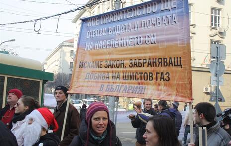 'Дядо Коледа е с нас, не на шистовия газ!' - Над 600 души в София вдигнаха ШУМ. 10.12.2011 г.