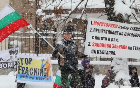 Снимки от акция пред румънското посолство 'Два народа - една вода! Два народа - една борба!'