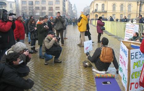 Peaceful sitting demonstration in front of the Parliament