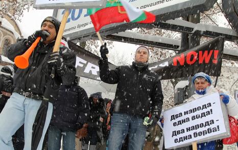 Снимки от акция пред румънското посолство 'Два народа - една вода! Два народа - една борба!'