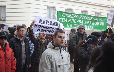 'Дядо Коледа е с нас, не на шистовия газ!' - Над 600 души в София вдигнаха ШУМ. 10.12.2011 г.