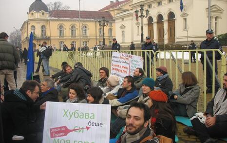 Peaceful sitting demonstration in front of the Parliament