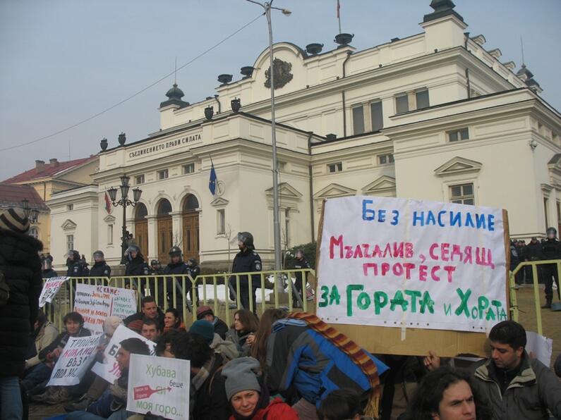 ГРАЖДАНИТЕ СРЕЩУ ВЛАСТТА - коментар за протестите
