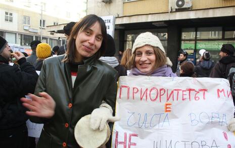 'Дядо Коледа е с нас, не на шистовия газ!' - Над 600 души в София вдигнаха ШУМ. 10.12.2011 г.