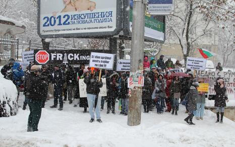 Снимки от акция пред румънското посолство 'Два народа - една вода! Два народа - една борба!'